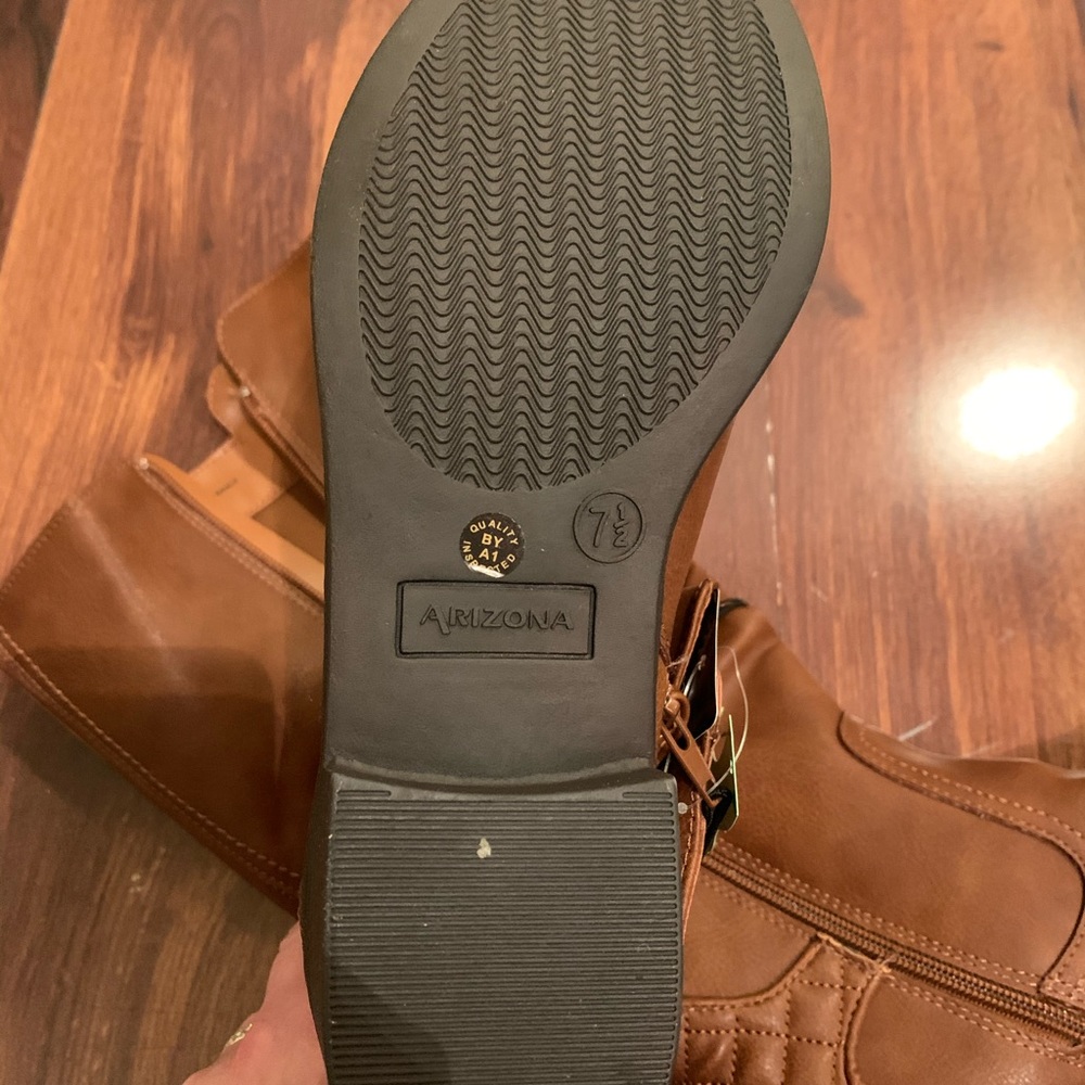 New brown boot - Picture 3 of 4